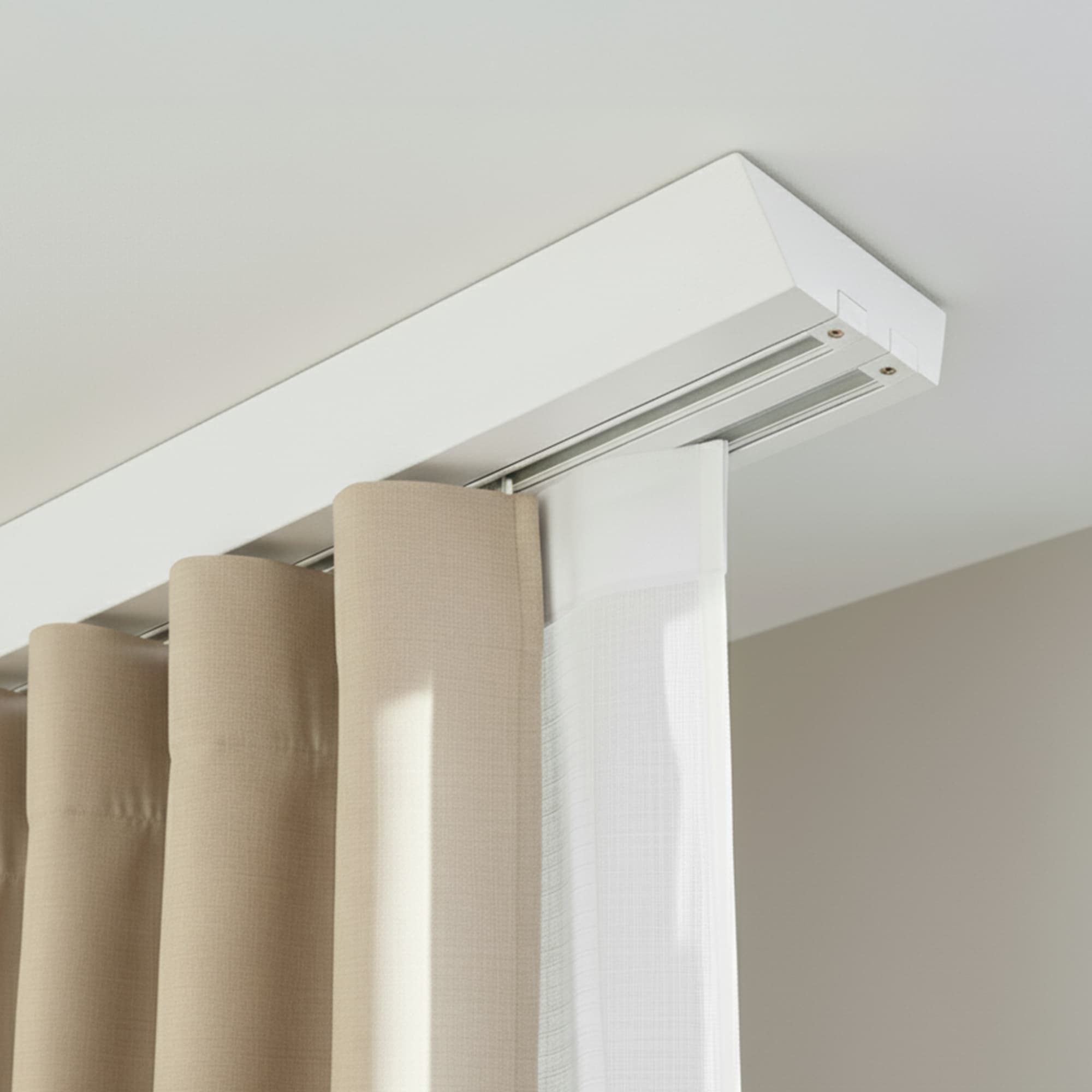 Prémium kétsoros fa karnis, falra vagy mennyezetre, alumíniumsínnel Knauern alb Prémium kétsoros fa karnis, falra vagy mennyezetre, alumíniumsínnel Knauern Fehér