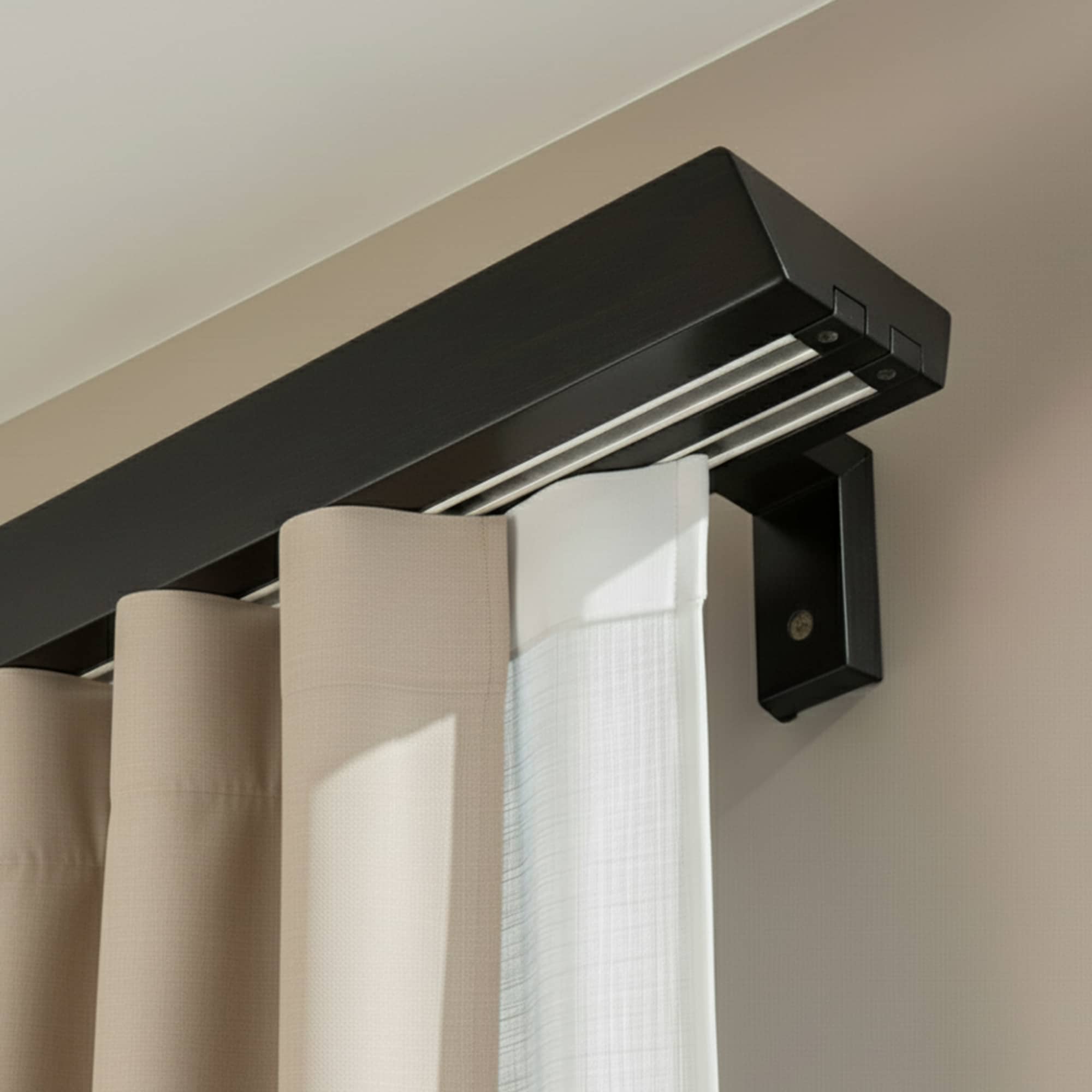 Prémium kétsoros fa karnis, falra vagy mennyezetre, alumíniumsínnel Knauern negru Prémium kétsoros fa karnis, falra vagy mennyezetre, alumíniumsínnel Knauern Fekete